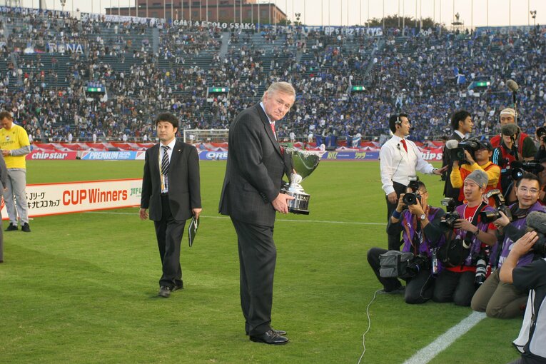 ナビスコカップを手にしたオシム監督　©Toshiya Kondo