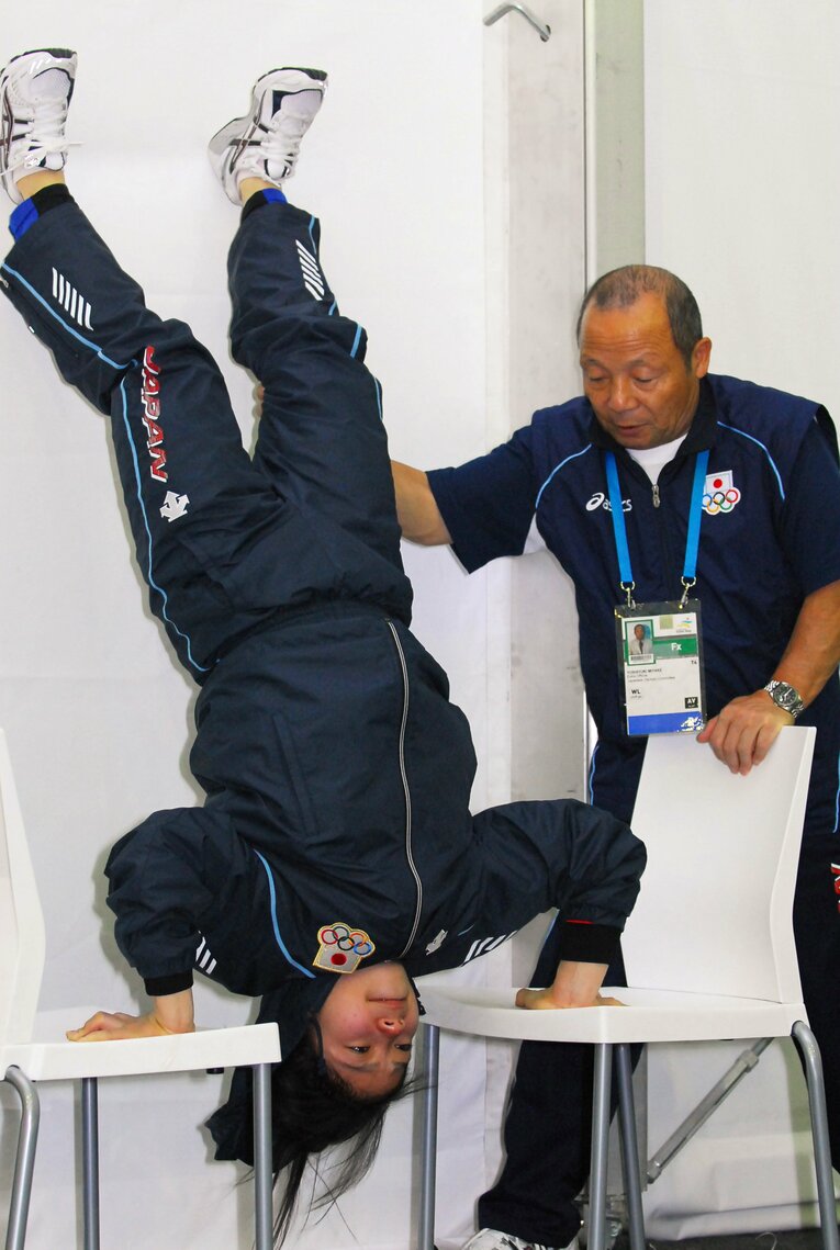 並べた椅子を使いトレーニングを行う　©JIJI PRESS