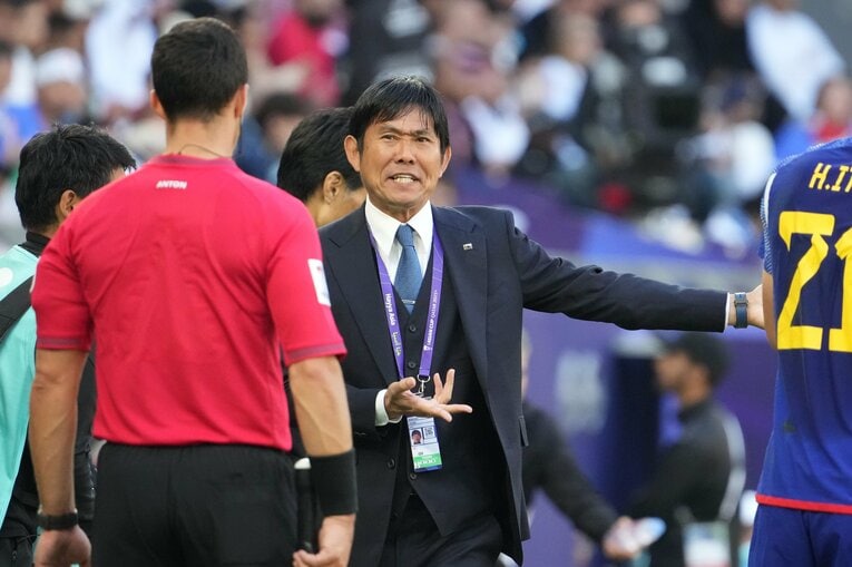 大きなジェスチャーで副審にアピールする森保一監督　©Masashi Hara