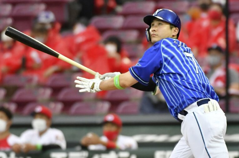 前半戦、打率3割超えで、2年連続首位打者も現実味を帯びてきた ／ photograph by KYODO