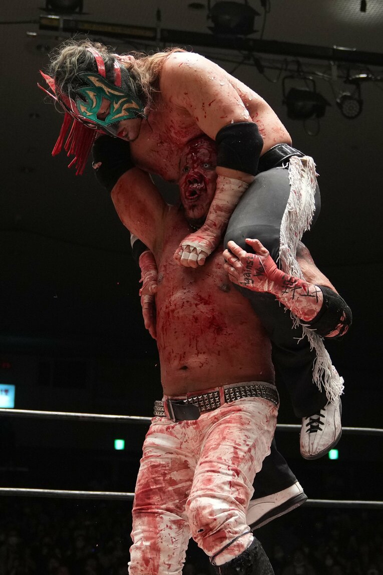 葛西純は大流血しながらエル・デスペラードを担ぎ上げる　©Masashi Hara