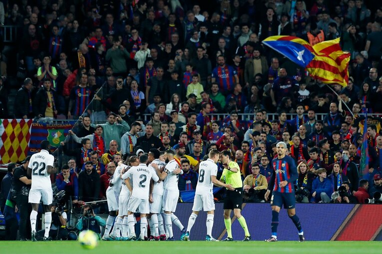 「バルサがメッシ退団後初のリーガ制覇」間近なクラシコの“喜びと憎しみ、一瞬のリスペクト”を撮った「18歳ガビが倒れたレアルDFを…」(42)