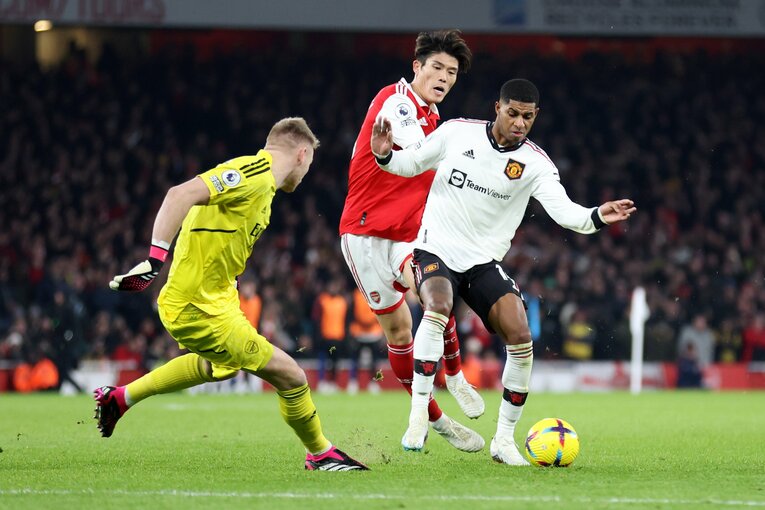 1月23日のホーム・マンチェスターU戦。後半開始から右サイドバックで出場した冨安。好調のラッシュフォードを封じた　©Getty Images