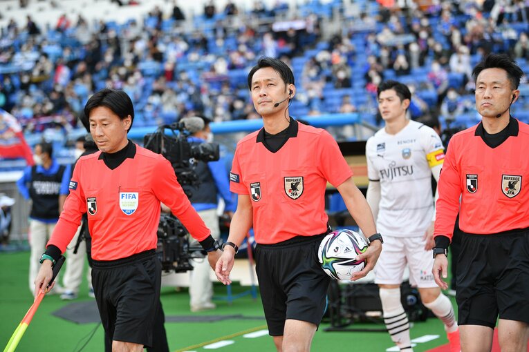 ラストマッチに臨む家本主審　©︎J.LEAGUE