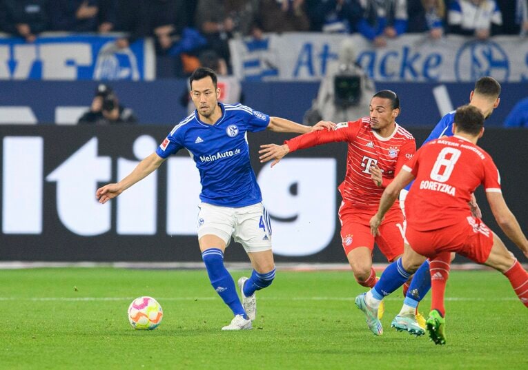 バイエルン戦の吉田　©AFLO