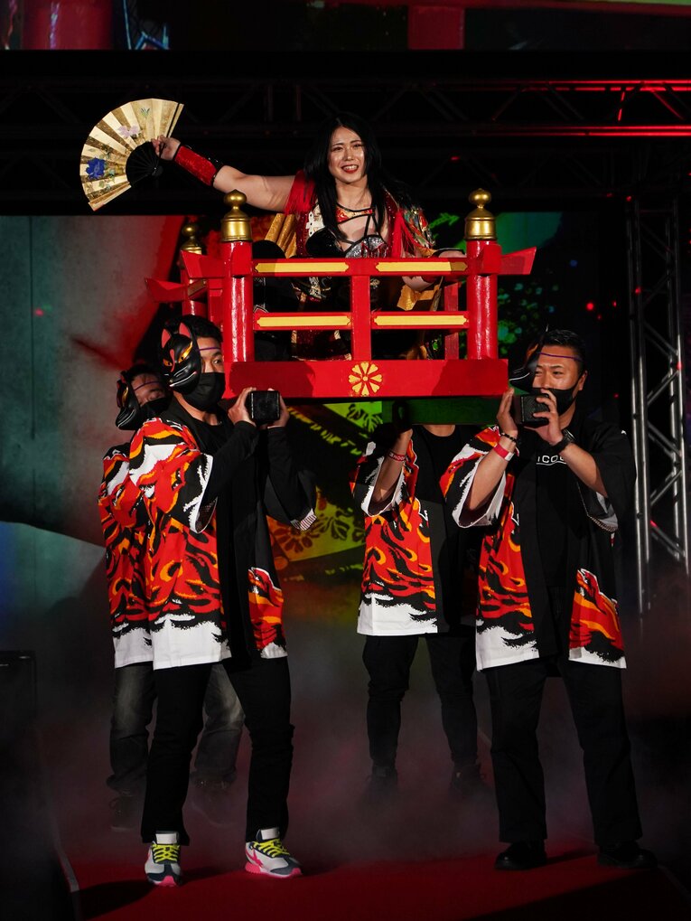 5月5日の福岡国際センター、舁き山笠風の神輿に乗って入場する地元出身の舞華