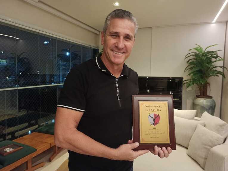 2009年に鹿島から贈られた「アントラーズ功労賞」の盾を手に　©Hiroaki Sawada