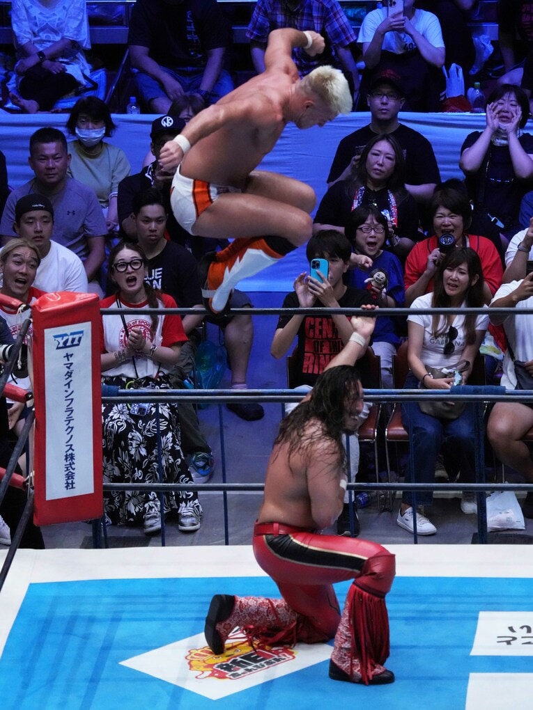 辻の背後からニードロップで襲うザック　©Essei Hara