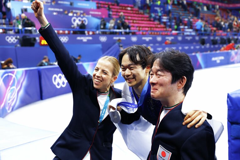 鍵山親子と喜ぶコストナーコーチ　©Sunao Noto/JMPA