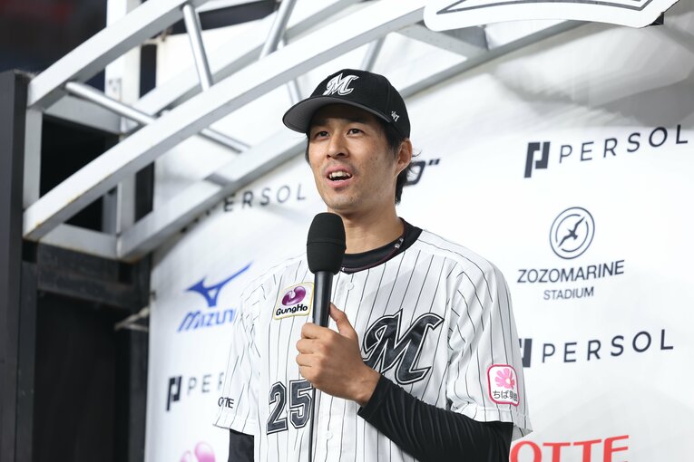 お立ち台の岡大海　©︎Chiba Lotte Marines