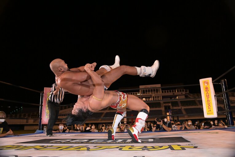 昨年、3度目の正直で竹下は秋山に勝利を収めた　©DDTプロレスリング