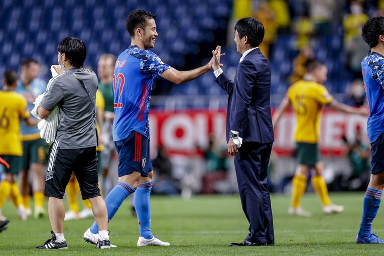 予選突破の希望ふくらむ貴重な勝利に、ハイタッチを交わすキャプテン吉田と森保監督　©JMPA