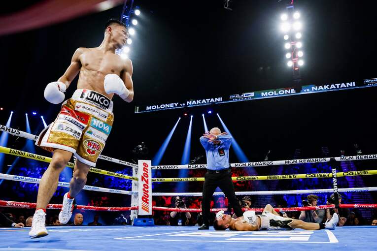 勝利を確信した中谷潤人と、リングに横たわるアンドリュー・モロニー　©JIJI PRESS