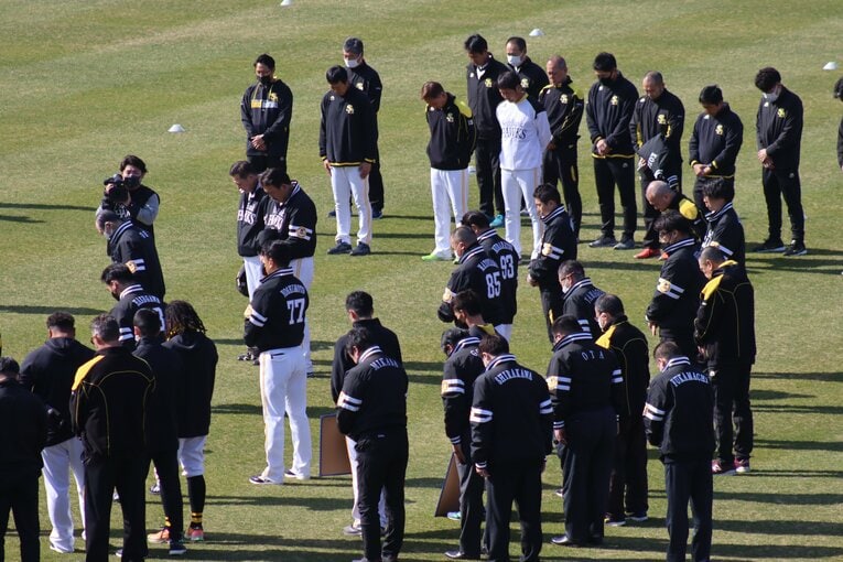 練習前、門田さんに哀悼の意をささげる黙祷