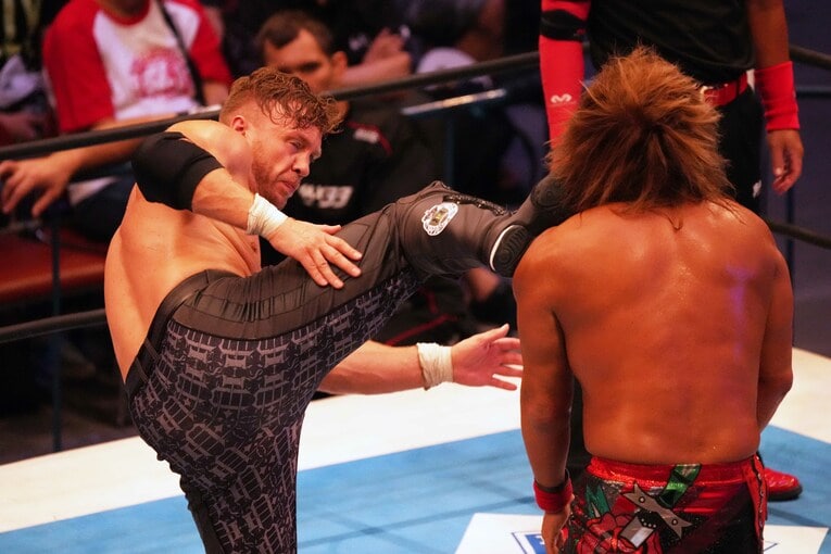 内藤哲也に強烈なキックを浴びせるウィル・オスプレイ