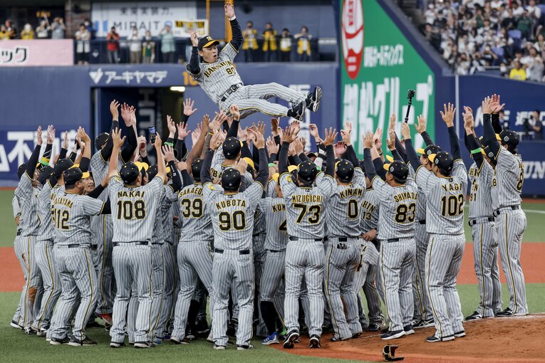 2023年、岡田彰布監督の現役時代の1985年以来の日本一に　©Kiichi Matsumoto