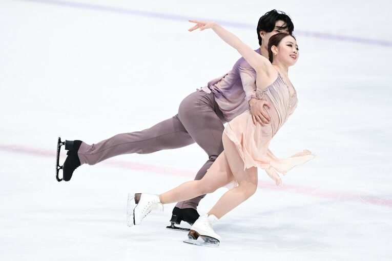 初の国際大会出場となった「木下グループ杯」で演技を行う紀平梨花・西山真瑚　©Asami Enomoto【スワイプするとそのほかの写真もご覧になれます】