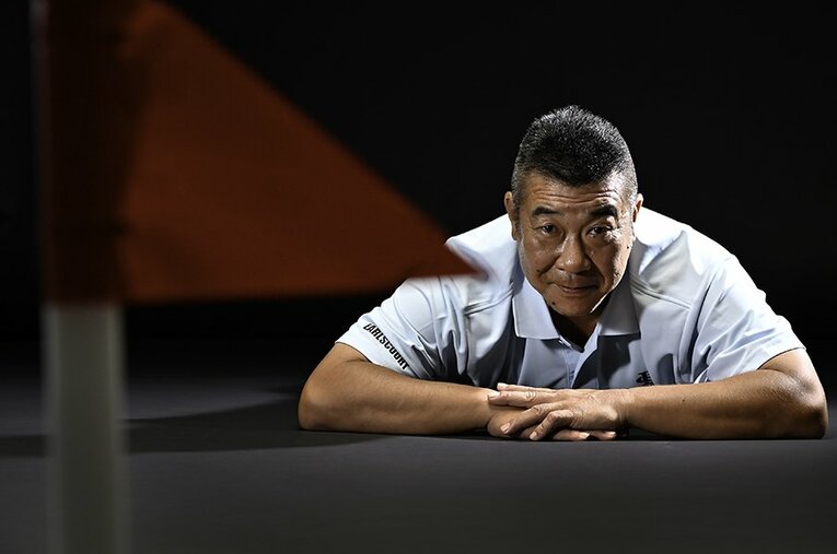 本来は旗とは逆を向いて、笛を合図に18m先のフラッグを競走で取り合うビーチフラッグス。“スポーツマンNo.1の申し子”と謳われた飯田が得意とした競技種目だ ／ photograph by Takashi Shimizu