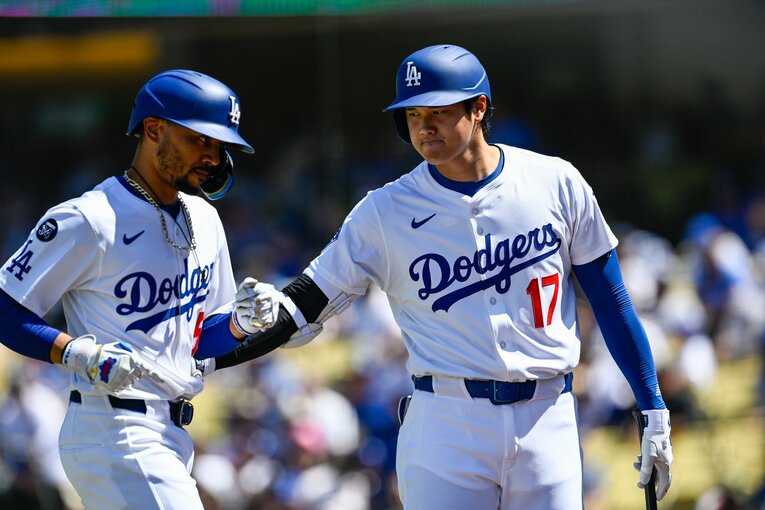 【Number撮影“テレビに映らない”大谷翔平／2025年7月版。全60枚超】絶不調で苦しむベッツの腰を優しく…　©Nanae Suzuki