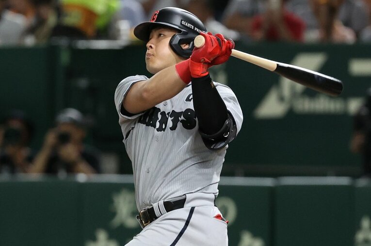 ホームラン争いを独走する31号本塁打を放った巨人・岡本和真。自身初シーズン40本超なるか ／ photograph by JIJI PRESS