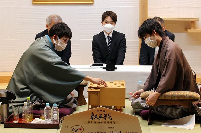 叡王戦第1局の出口若武六段と藤井聡太五冠　©日本将棋連盟