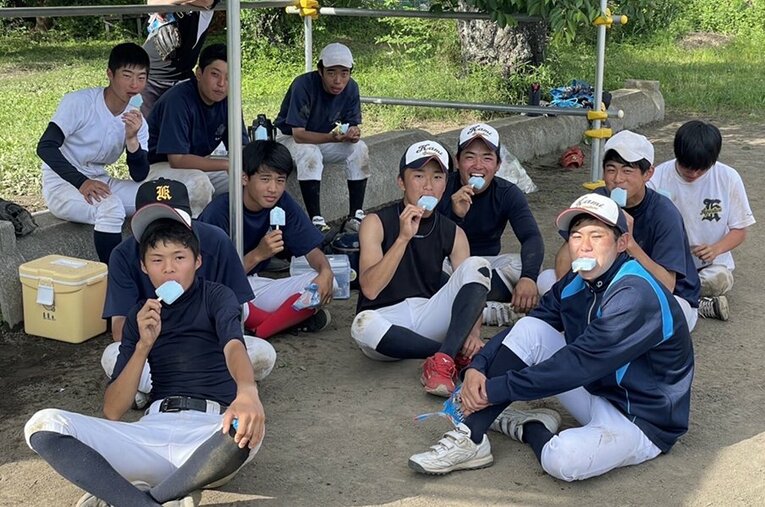 練習後にアイスで一息つく加美農業の選手たち ／ photograph by Number Web