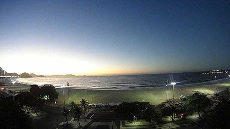 バドワイザー・ホテルから望むコパカバーナビーチの朝焼け。夜の喧騒が嘘のように静かで、神々しさを感じさせます。