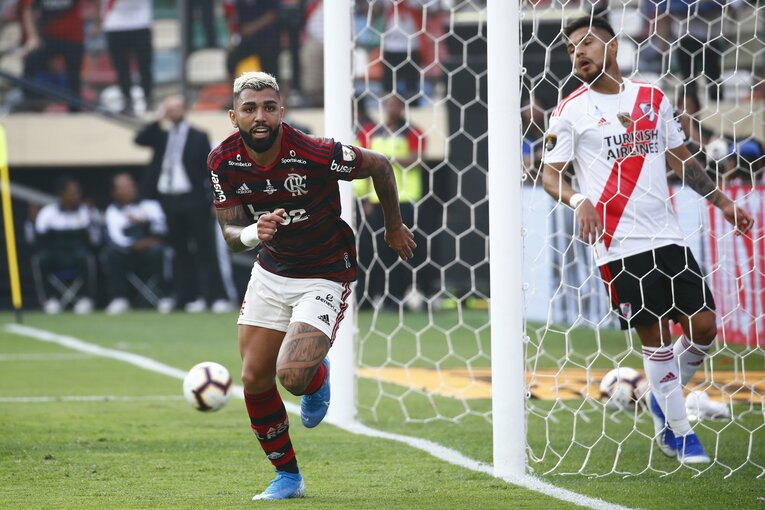 リオの象徴キリスト像までユニ姿。劇的な南米王者フラメンゴの狂宴。(3)