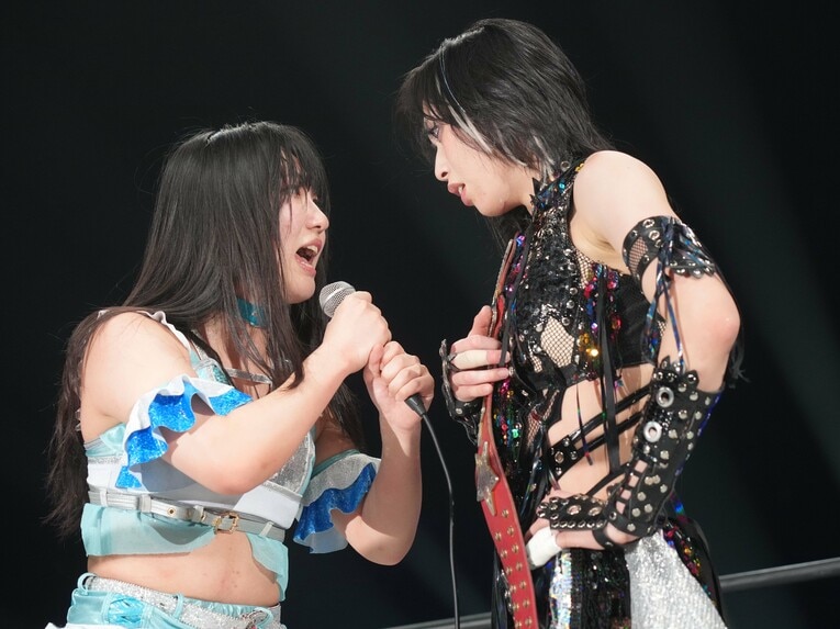 上谷沙弥からの宿題に答える玖麗さやか　©Essei Hara