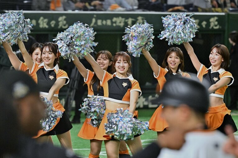 試合を盛り上げる巨人の公式マスコットガール「VENUS」　©Hideki Sugiyama