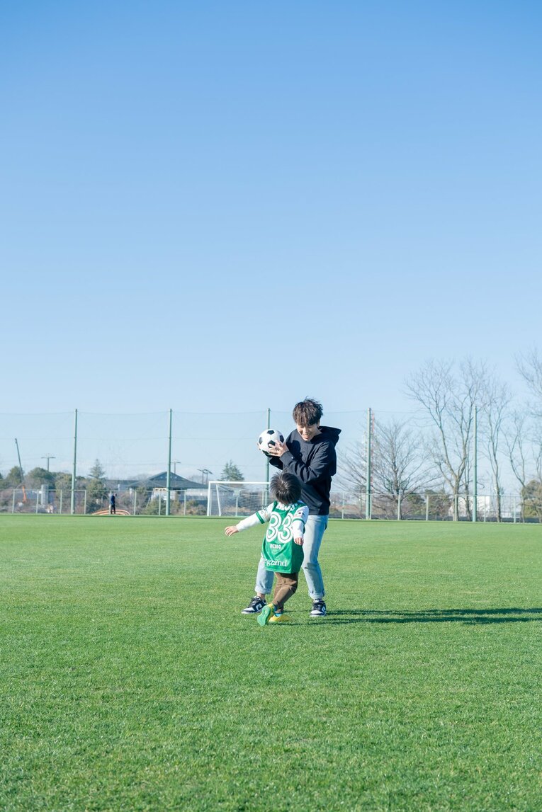 岩清水梓と愛息の“サッカー外遊び”　©Miki Sano