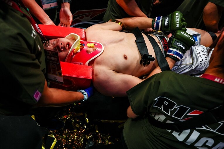 首を固定され、担架で搬送される朝倉未来　©Susumu Nagao