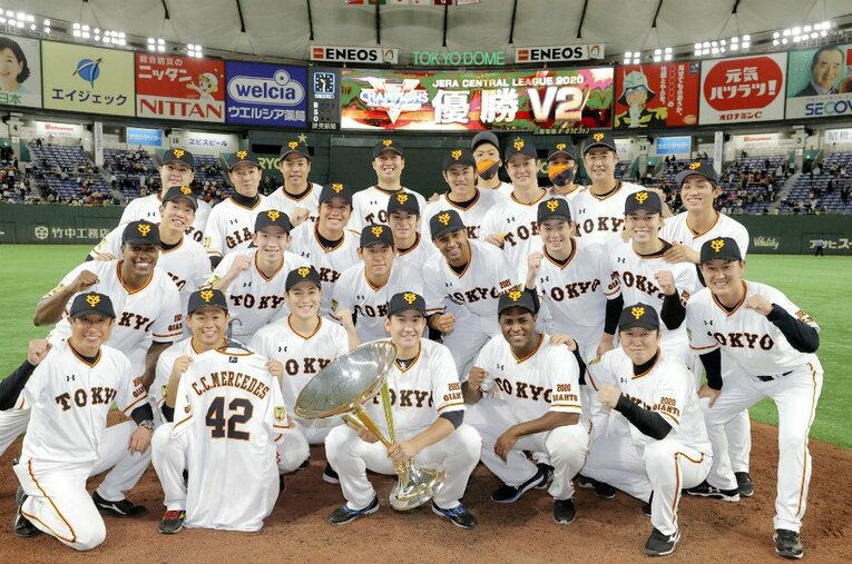 セ・リーグ連覇を達成し、エース・菅野を中心に写真に収まる巨人投手陣 ／ photograph by KYODO