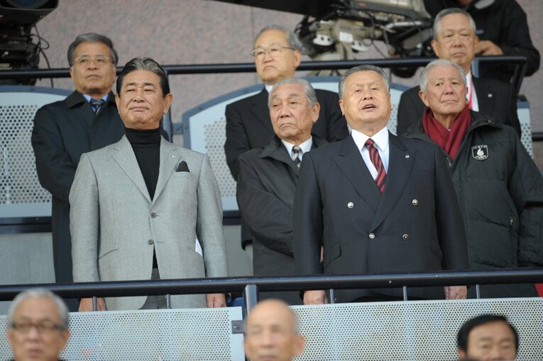 早明戦で森喜朗氏と　©Sports Graphic Number