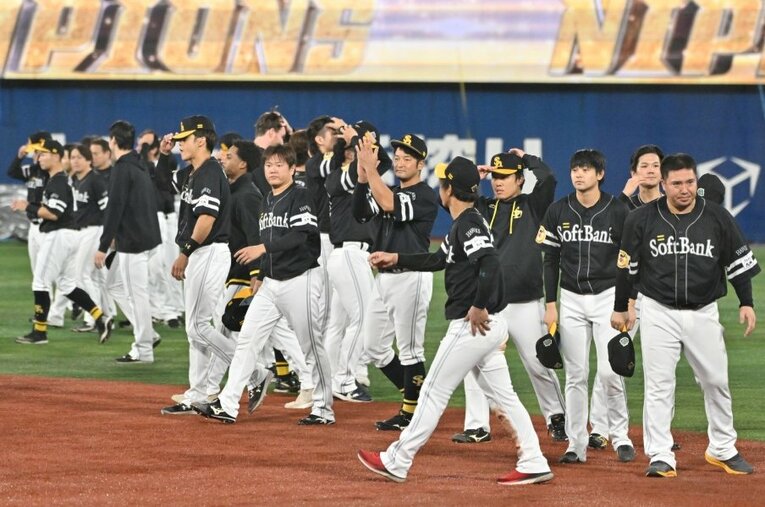 ソフトバンクが23選手に戦力外通告。その理由とは ／ photograph by Hideki Sugiyama