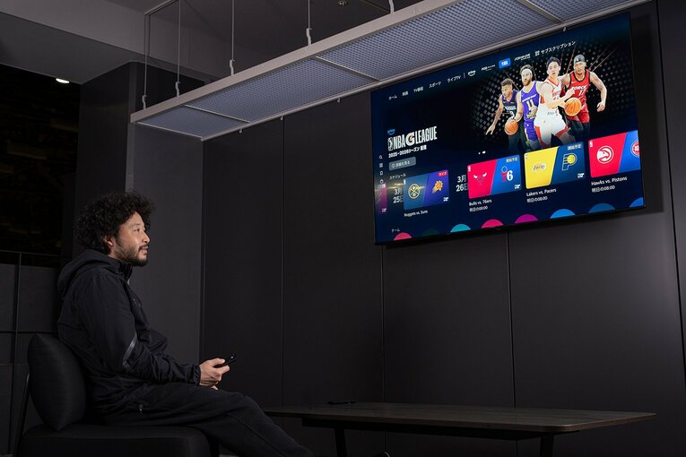 Amazon Fire TVでNBAを楽しむ田臥勇太　©Shiro Miyake
