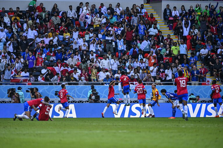 まさかの失点を喫した日本。相手選手は喜びの垂直跳び　©Takuya Sugiyama/JMPA