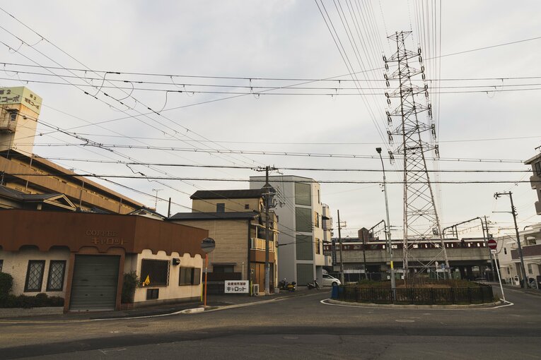 送電線の真下を通る新しめの道路