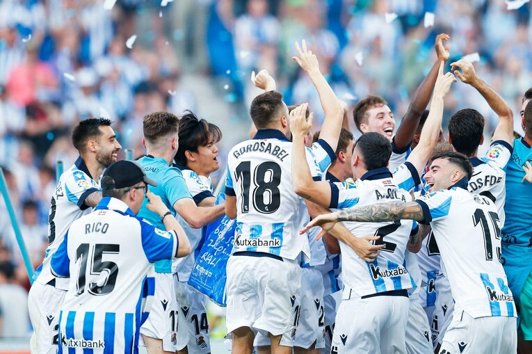 久保建英22歳誕生日に「タケはアイドル」日本語ボードの子供、メッシっぽい新ユニ姿やソシエダ主将との別れ…カメラマンが見た“幸せな最終節”(51)