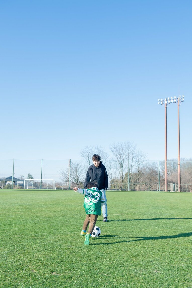 岩清水梓と愛息の“サッカー外遊び”（全9枚中の3枚目）　©Miki Sano