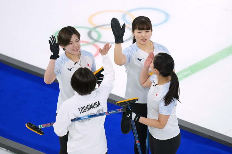 スイス戦でハイタッチするフォルティウスの選手たち　©Tsutomu Kishimoto/JMPA