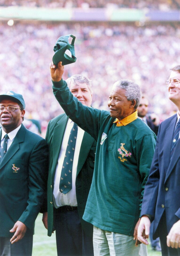 1995年のラグビーW杯決勝。ニュージーランドに勝利した後、スタジアムで初優勝を祝うネルソン・マンデラ大統領　©Getty Images