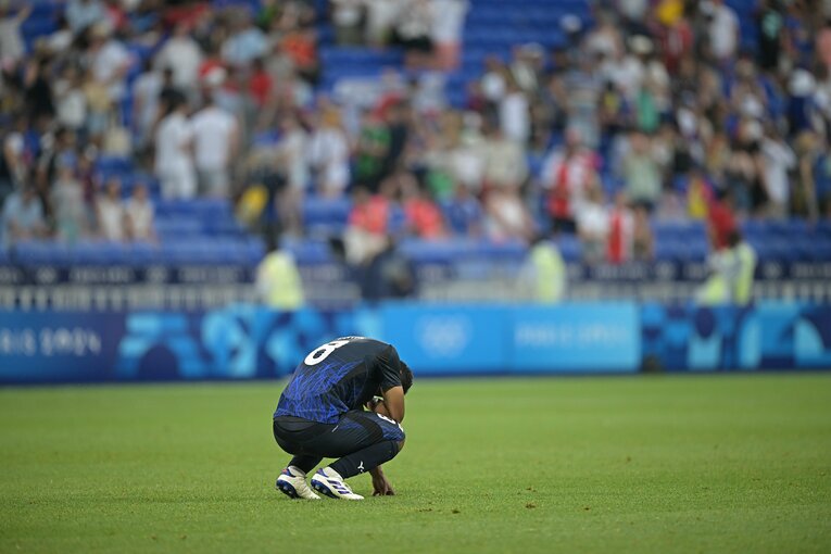 スペインに敗れ、ガックリとうなだれる藤田譲瑠チマ　©Takuya Kaneko/JMPA