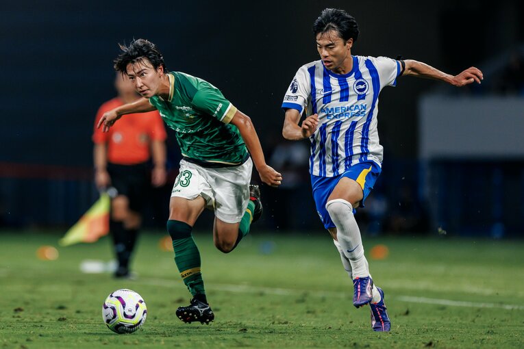 日本ツアーで三笘が見せた「ヒールターンからの必殺ドリブル突破とアウトサイドシュート」（全15枚）©Kiichi Matsumoto