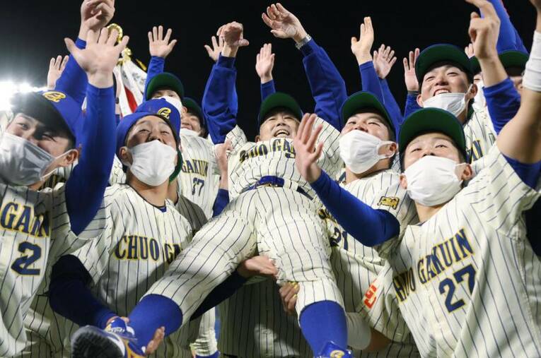 明治神宮大会で初日本一に輝いた中央学院大学。涙の裏には聖光学院出身の2人の“友情秘話”があったーー ／ photograph by KYODO