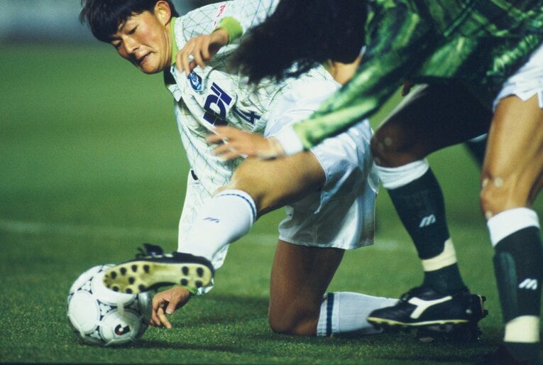 ベルマーレ時代の岩本輝雄　©Sports Graphic Number