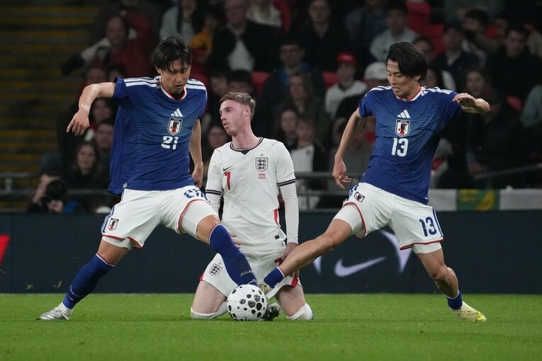 コール・パーマーのボールを奪う伊藤洋輝と中村敬斗。チェルシー所属の名手に決定的な仕事をさせなかった　©Masashi Hara