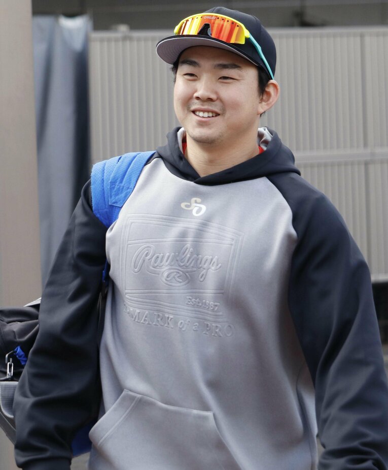 ナショナルズ移籍が決まりナゴヤ球場で取材に応じた小笠原　©︎KYODO