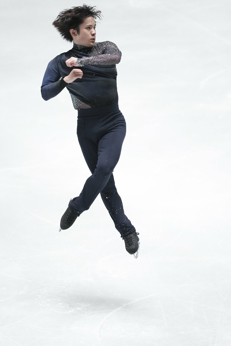 NHK杯SPで演技を行う宇野昌磨