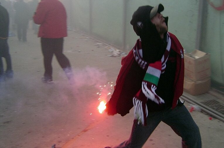 潜入写真！無法ウルトラスの実態。スタジアム内を包む炎に発煙筒……。(18) ／ photograph by Takashi Yuge